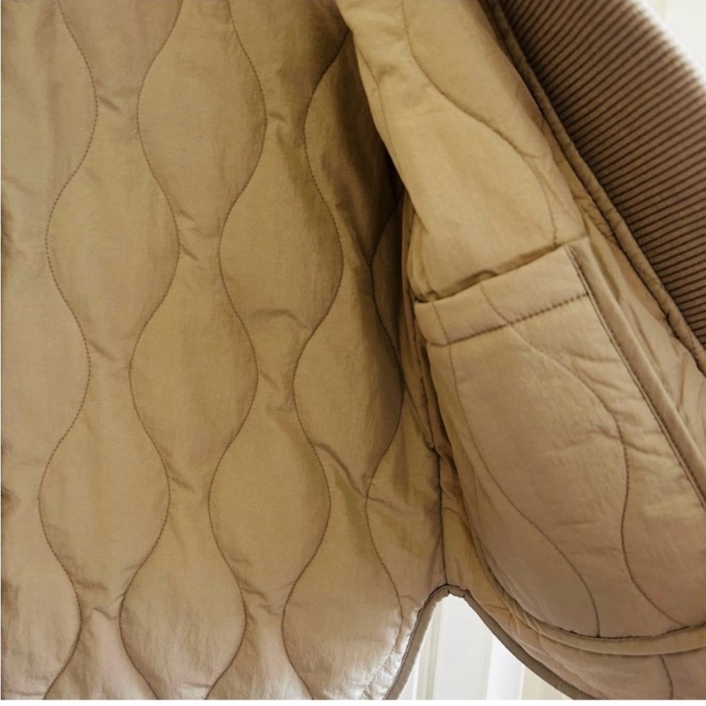Varley Covey Reversible Quilt Gilet VEST
NWT - Picture 8 of 15